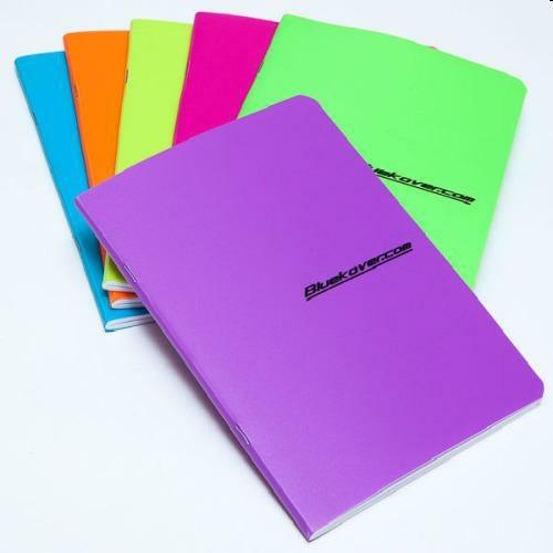 QUADERNO A7 CON COPERTINA IN PP FLUORESCENTE, 80 PG, 5 MM, 80 GR.