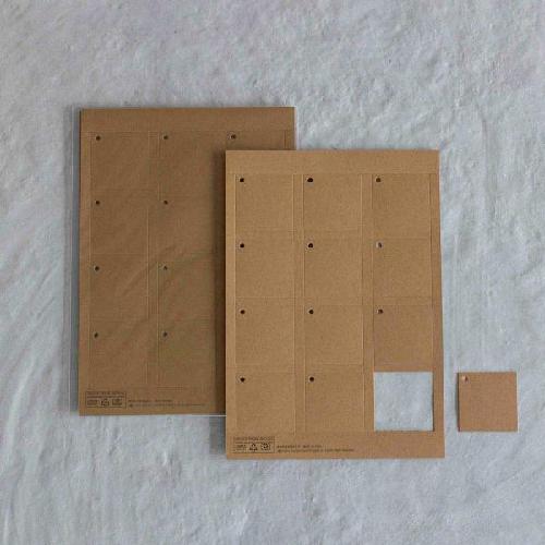 Tag Etichetta Quadrata Kartos 4×4 cm – Prefustellato A5 250 g, Color Avana, Conf. 48 pz